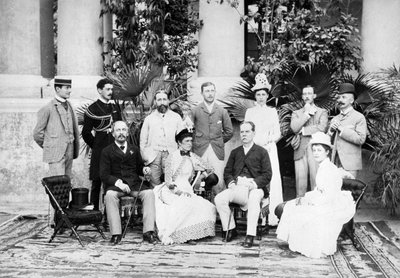 Lord e Lady Dufferin e Gruppo al Viceregal Lodge, Shimla da English Photographer